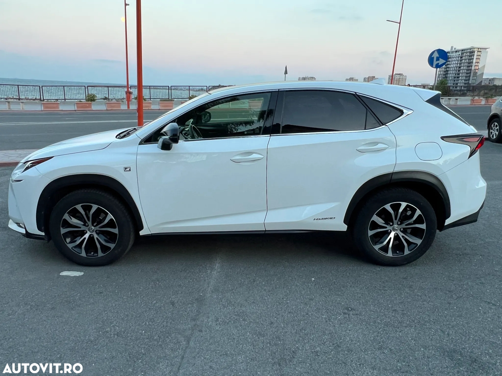 Lexus Seria NX 300h AWD F Sport - 4