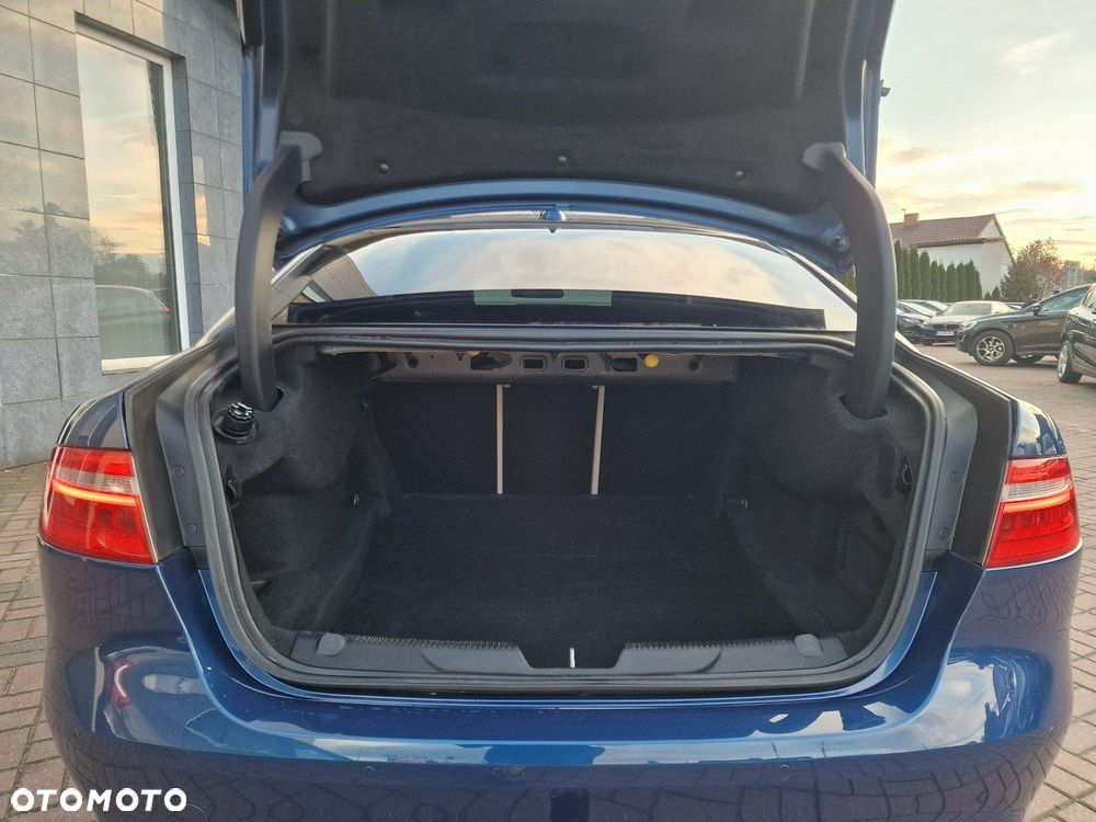 Jaguar XE 20d Prestige - 19