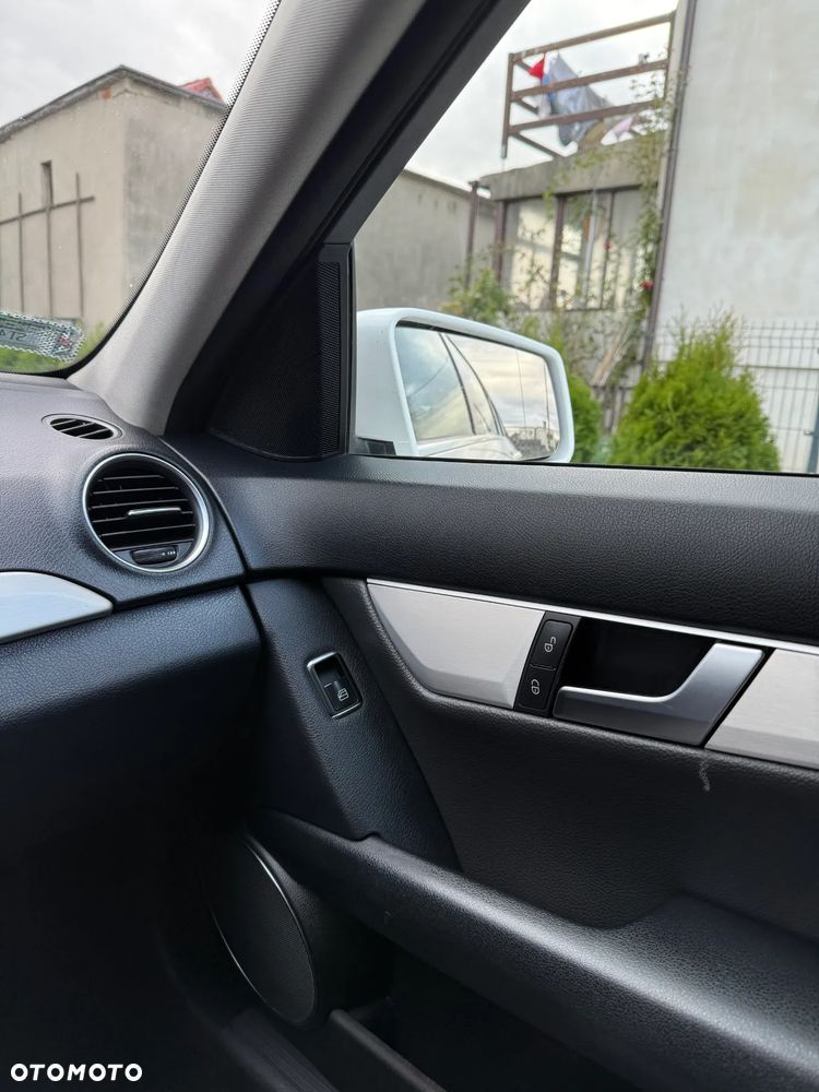 Mercedes-Benz Klasa C 220 T CDI DPF (BlueEFFICIENCY) 7G-TRONIC Avantgarde - 17