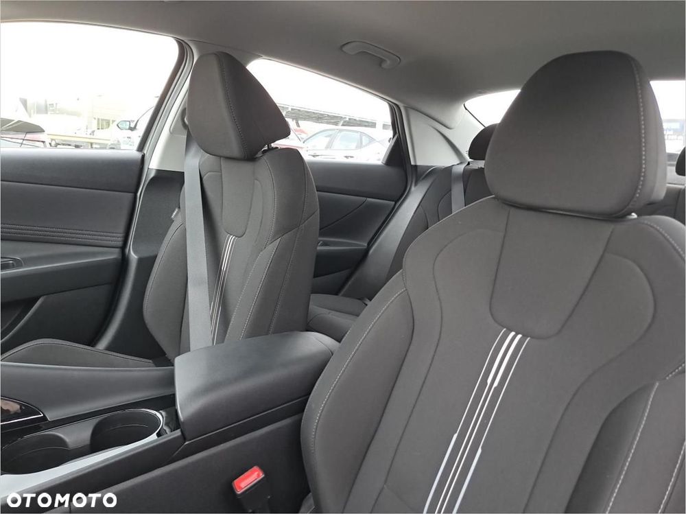 Hyundai Elantra - 11