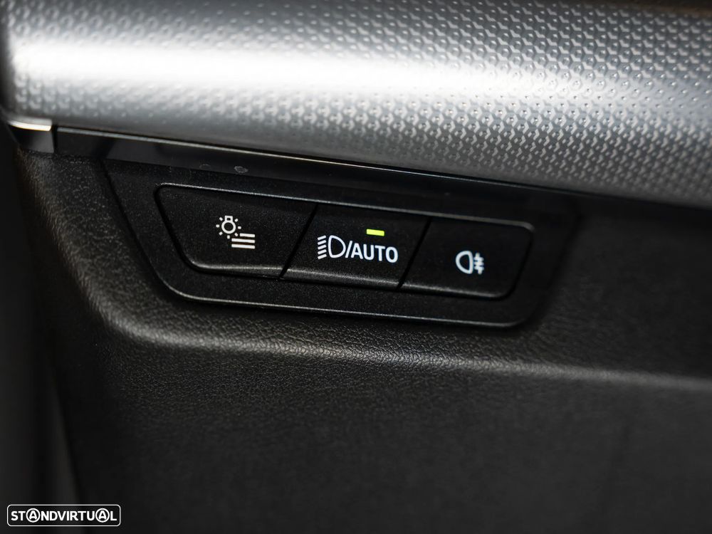 BMW iX2 eDrive20 Pack Desportivo M - 16