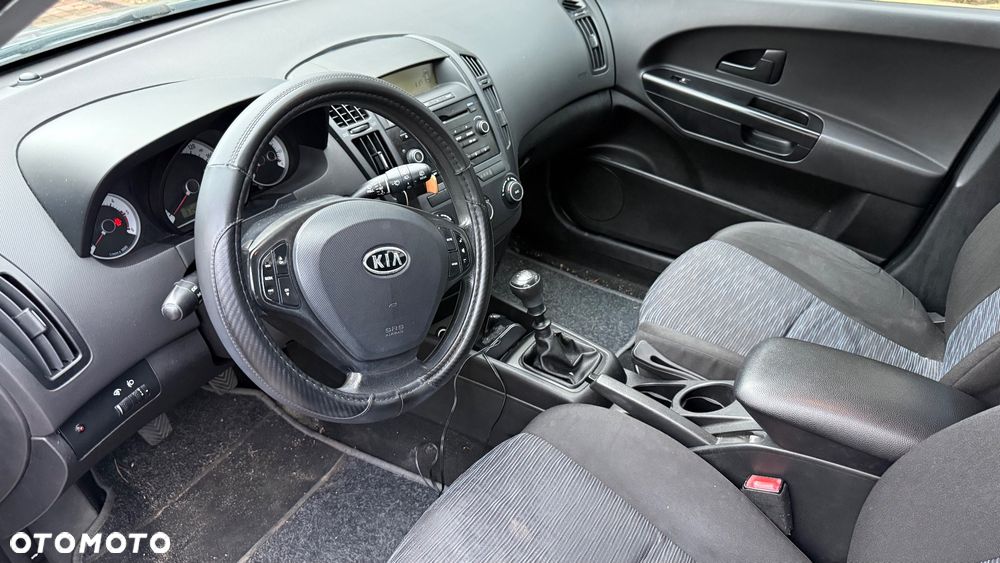 Kia Ceed - 8