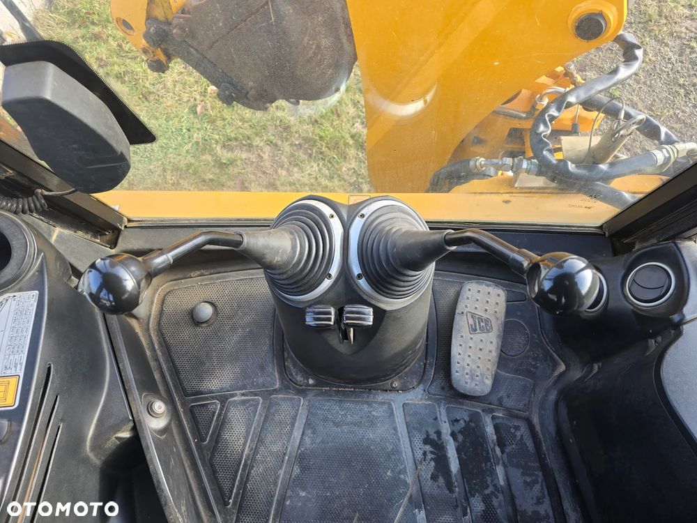 JCB - 7