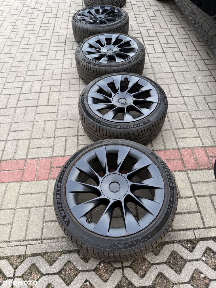 Tesla Model Y - 22