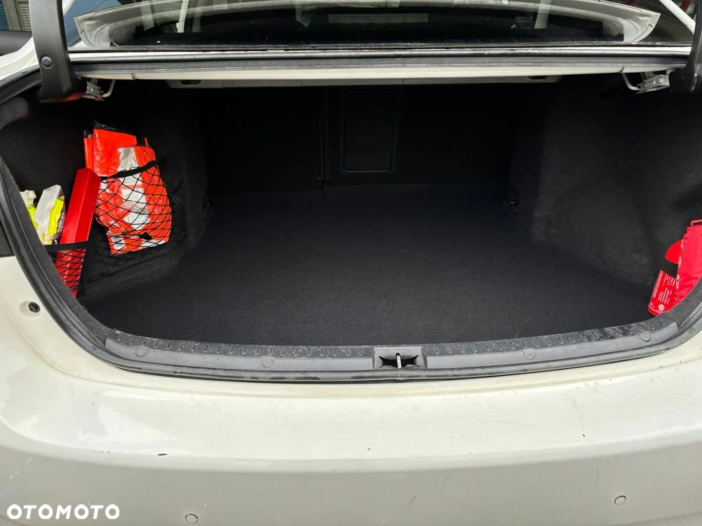 Toyota Avensis 2.0 D-4D Premium - 16