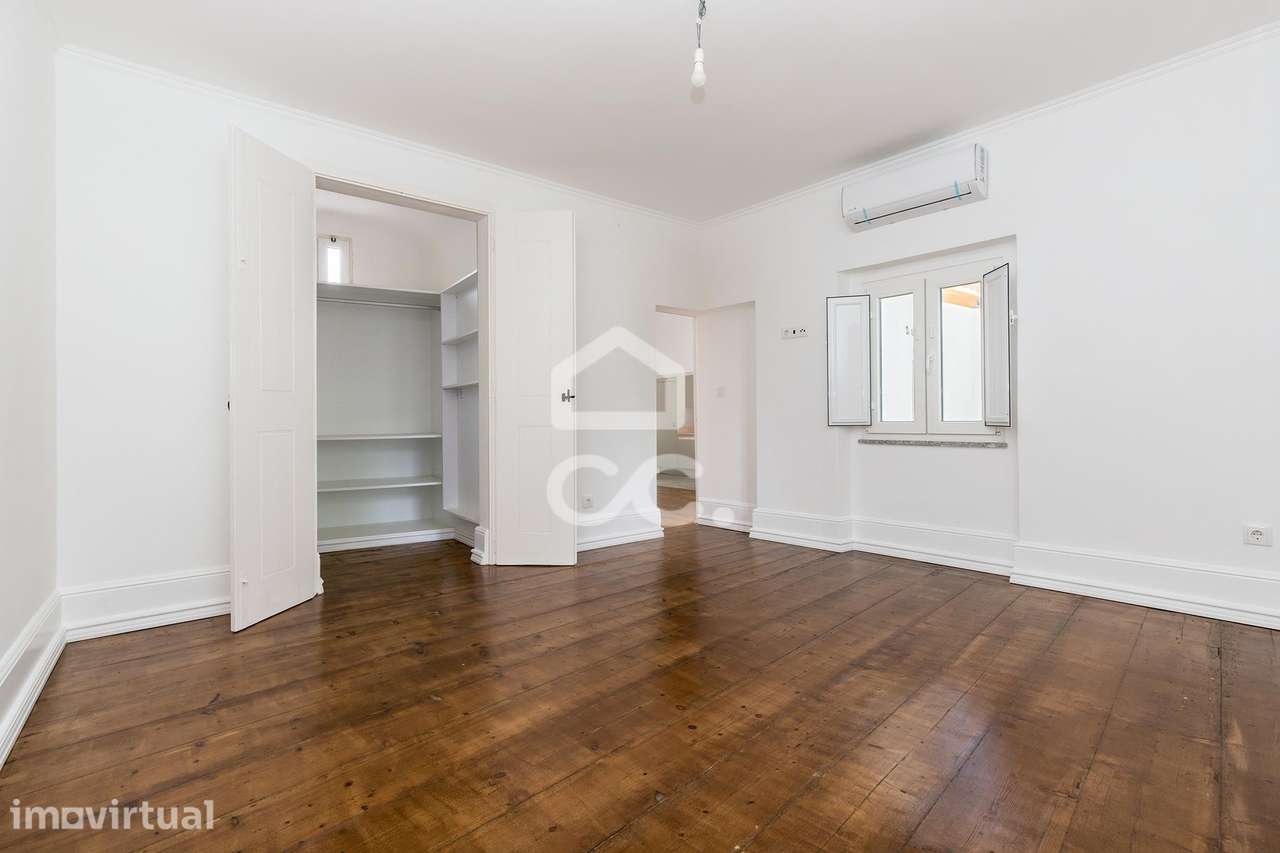 Moradia T3 Bifamiliar de 1º Andar c/ Terraço Totalmente Renovada no Ce - Grande imagem: 5/46