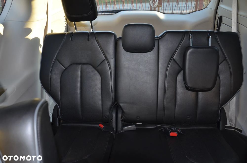 Chrysler Pacifica - 12