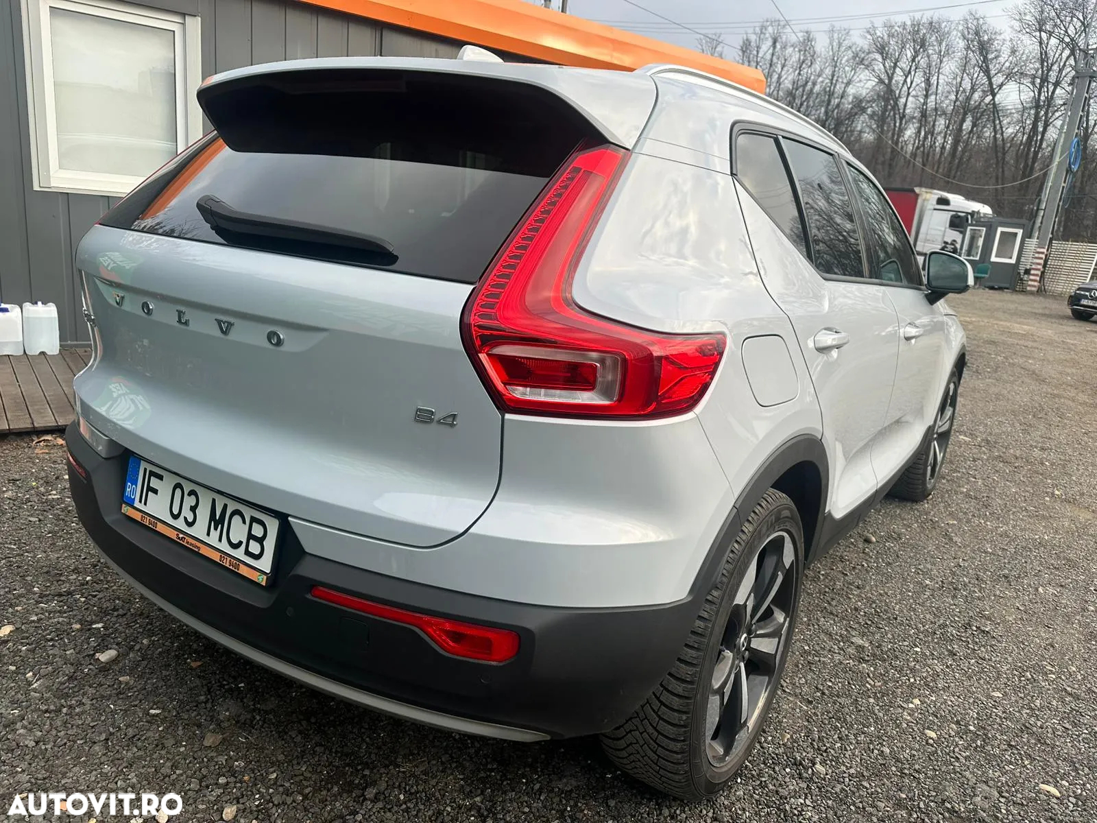 Volvo XC 40 B4 AT8 Mild Hybrid Momentum Pro - 3