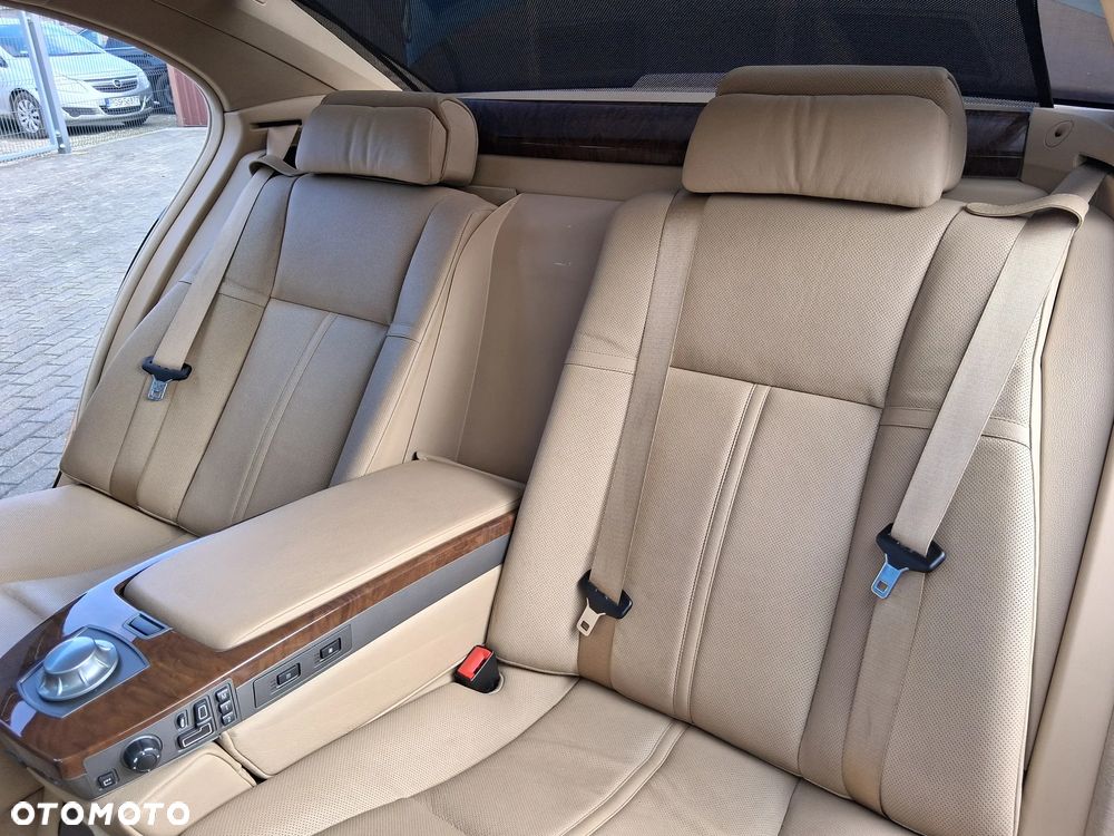 BMW Seria 7 745Li - 23