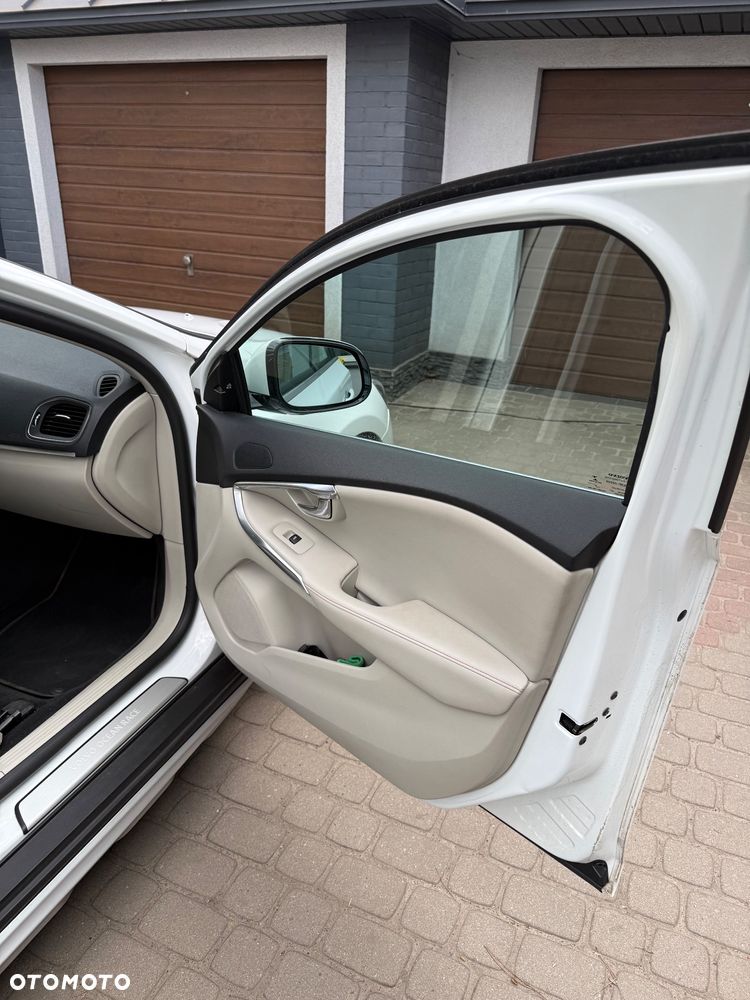 Volvo V40 Cross Country T4 Drive-E Ocean Race - 16