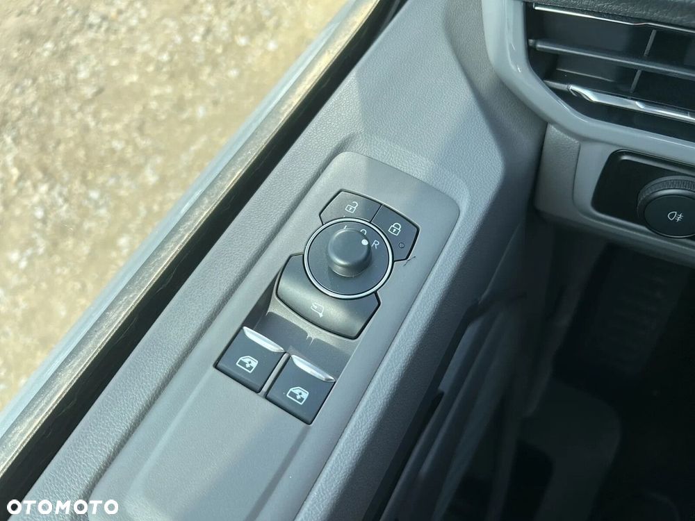 Volkswagen Caravelle - 31