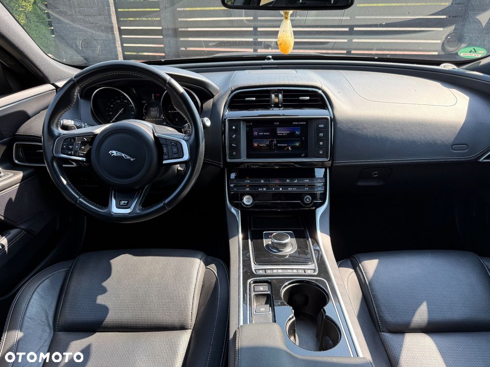 Jaguar XE 20d AWD R-Sport - 28