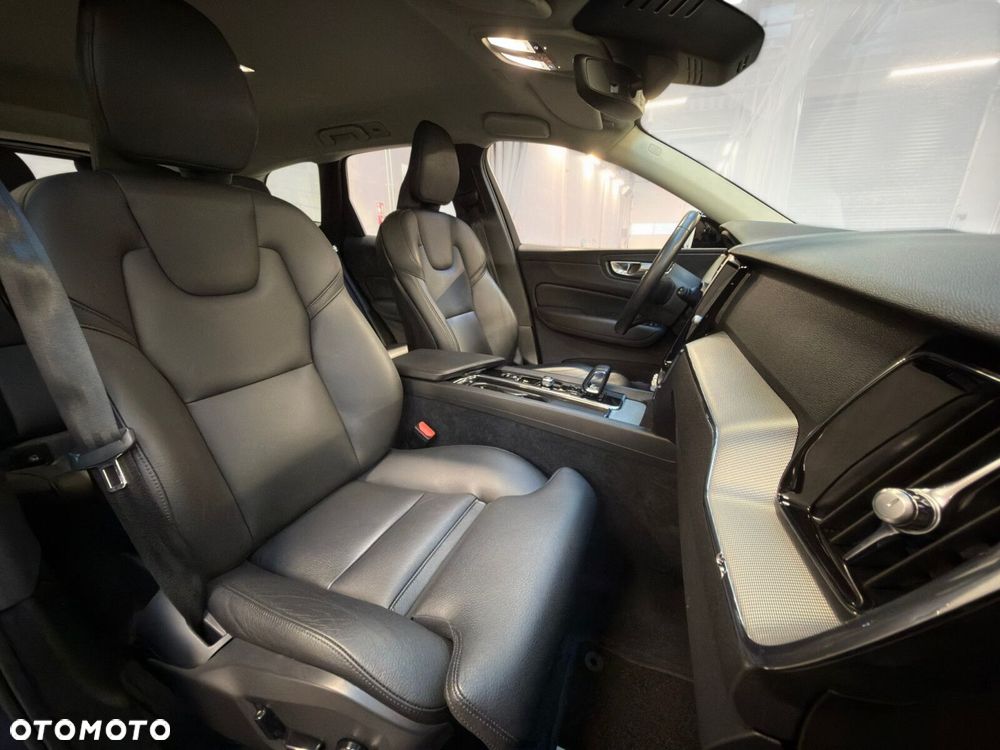 Volvo XC 60 B4 B Plus Dark - 25