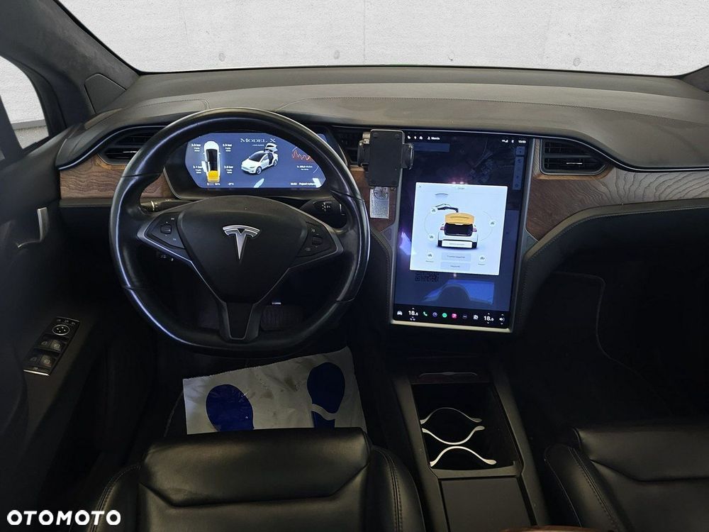 Tesla Model X - 10
