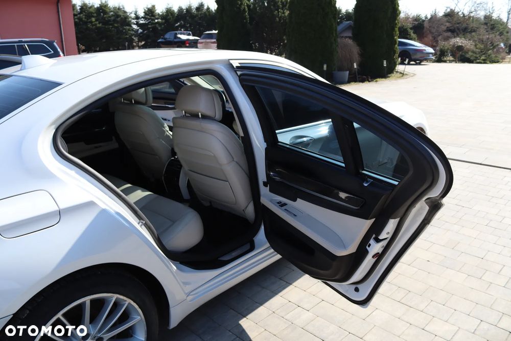 BMW Seria 7 750Li - 26