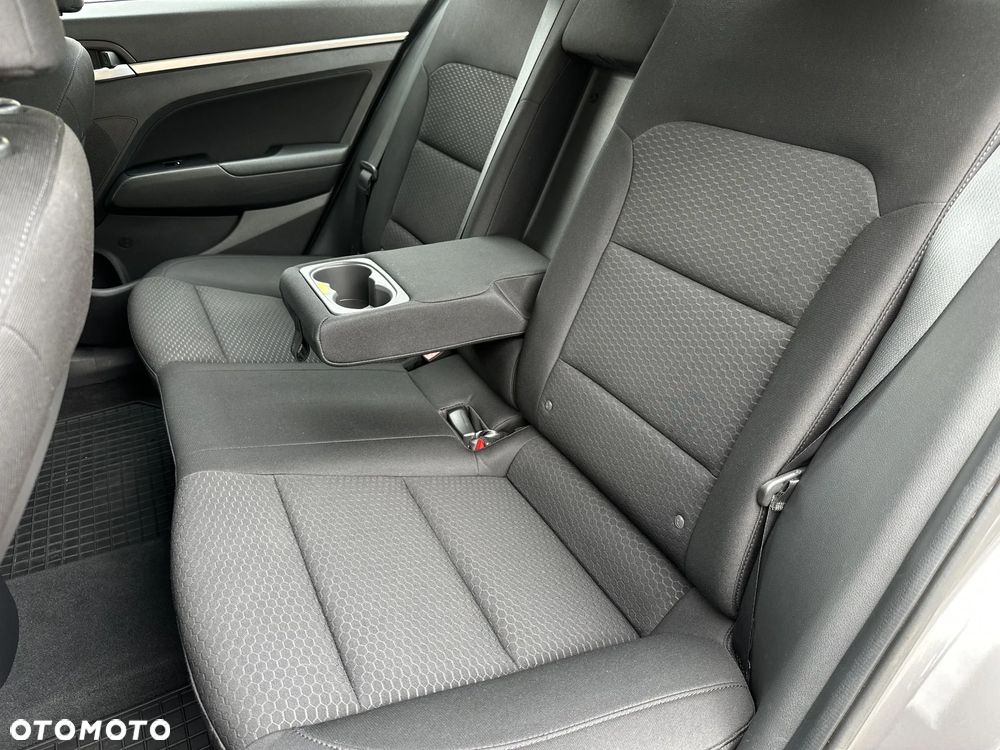 Hyundai Elantra 1.6 Comfort Premiere - 17