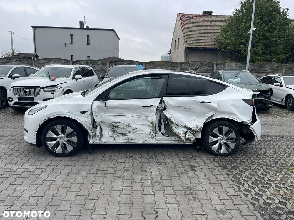 Tesla Model Y - 4