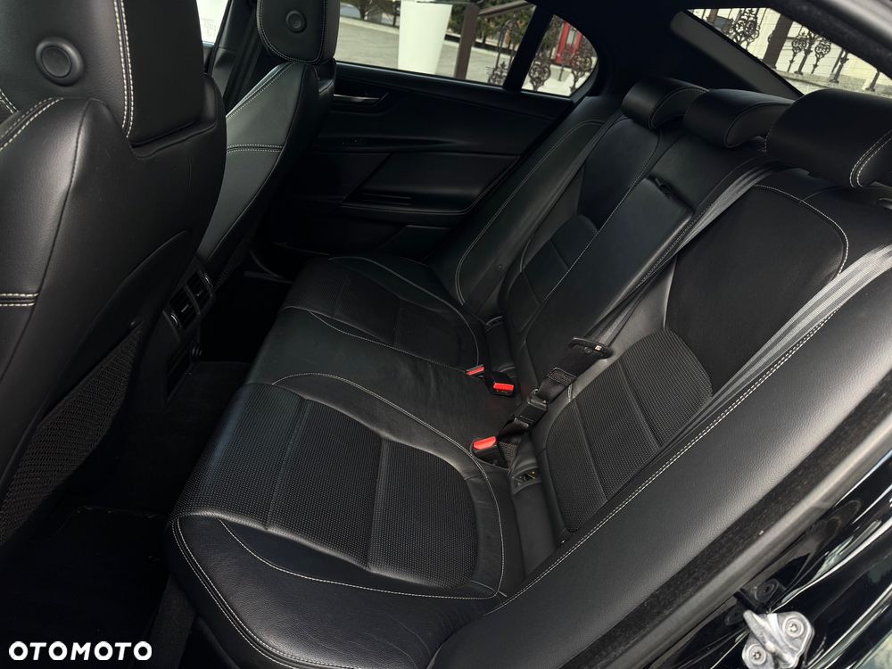 Jaguar XE D200 R-Dynamic SE - 23