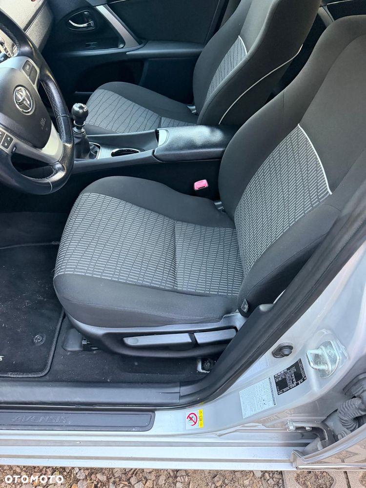 Toyota Avensis 1.6 Active - 12
