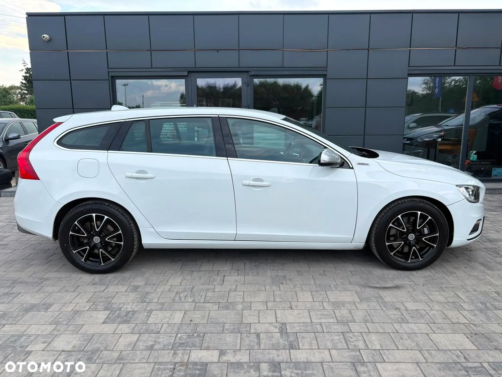 Volvo V60 D6 AWD Plug-in Hybrid R-Design Momentum - 6