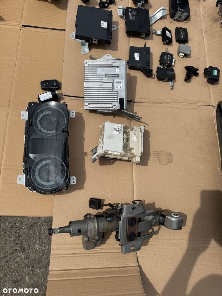 TOYOTA HILUX  a 8 VIII  LIFT CZĘŚCI kierownica z tempomatem wszystkie   2015- Radio    1300zl / 86140-OK620 138000-6050H101 BQ800962 FT0078A 10R-04  Moduł nawigacj 400zl / QNG-BE2808  6434C-BE2808  TA-2014 202-SMB033   Sterownik moduł napędu 300zl  89533-71092 363811-12720   Moduł kamera radar asystent 300zl  MFC430TA 8646C-OKO20   62A669-000 89990-0K081  -300zł   88650-0K560 MA277400-6930  -200zł   Sensor radar distronic acc 1400zl  88210-OKO50  Moduł zamka centralnego 150zl  89740-OKO40 61B921-000  MODUL STEROWNIK START STOP -400zl  8926A-OKO10 219002-3230   89784-F4020 200zl  POMBA ABS  700zl  116040-48230 89541-71810  MODUŁ STOP AND START 600zl  89260-0K062 219001-4640   STEROWNIK MODUL WTRYSKU ENGINE CONTROL 3400 zł   89666-0KW12 SZ276100-5300   MODUŁ POZIOMOWANIA REFLEKTORÓW 200zł  89960-71050 35600-70567 88QkX375957   Gateway 250zl  89100-71010 5012-9894   Przepływomierz 2.4 -100zl 22204-30030 197500-0030   081-0H86 -200zl   Wentylator 400 184721 B453771   Rezystor wentylatora silnika dmuchawy 350  499300-2250    89960-71050 35600-70567  88QKX375957    Obudowa panel ramka radia 200zl 55420-kk140  Moduł bezpieczników skrzynka zestaw startowy zestaw do odpalenia hilux 8 2.4  89221-0K011 82730-OK520   Licznik zegary 83800-FD290-B 800  Przełącznik zespolony taśma zwijak manetka 1117732 -800zl   Przelacznik napędów reduktora M57265 -150zl   sensor air bag 89170-0K841 RA 231000-8551 -1000zl   Zestaw konsola pasy deska rozdzielcza toyota hilux 8 oryginalna 3300zl   Moduł przekaźnik świec żarowych 28551-0E010 150zl   panel klimatyzacji 400 zł 55900-0KB10 6440888a  oslona konsoli 200zl  55407-kk071 55414-kk04   Lewarek zmiany biegów automat 350zł  A004 16AUG18   Pedal hamulca 150zł   ramiona wycieraczek mechanizm wycieraczek 350zl 85110-0K171 AE159300-7070  Nagrzwnica 700zl  87010-0KG90  Lewarek 200 zł   kurtyny prawa lewa L9XN8251623 1L0V62718Q3H  TG11E01001  00589-P1-000194  1500sztuka   55303-KK040 stelaz konsoli 300   55607-kk020 osłona pod konsole 50 zł   55642-KK020 66995-KK020 55618-kk040 66995 -Kk040 55618-KK060 -100zl   Instalacja elektryczna skrzynka bezpieczników cena do dogadania   82169-kk020  82143-KK670 82199-KK561 82138-KK081 82121-KKK51-A  82171-KK141  Ab 111-59ibw2-r 7432472-ab   SZYBKA WYSYŁKA PARAGON FAKTURA MOŻLIWOŚĆ DOSTAWY W TEN SAM DZIEN U CIEBIE POSIADAMY WIELE CZĘŚCI DO TEGO MODELU  I - 12