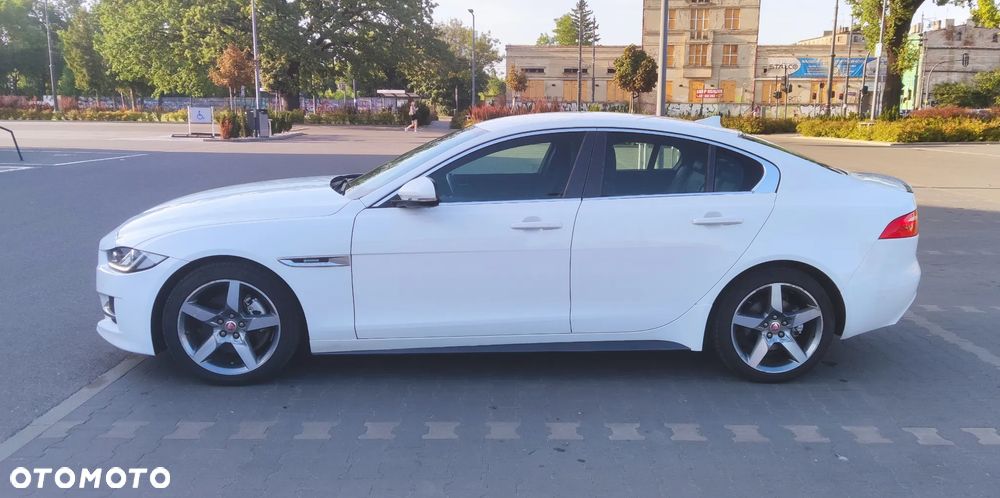 Jaguar XE 2.0 D R-Sport - 12
