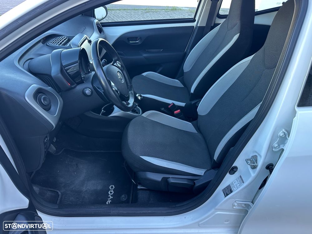 Toyota Aygo x-shift x-play - 11