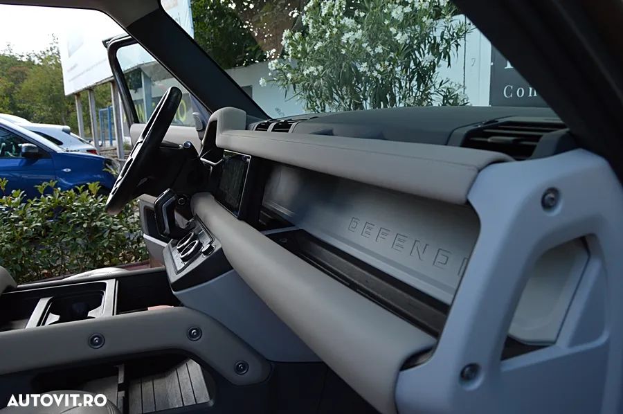 Land Rover Defender - 30