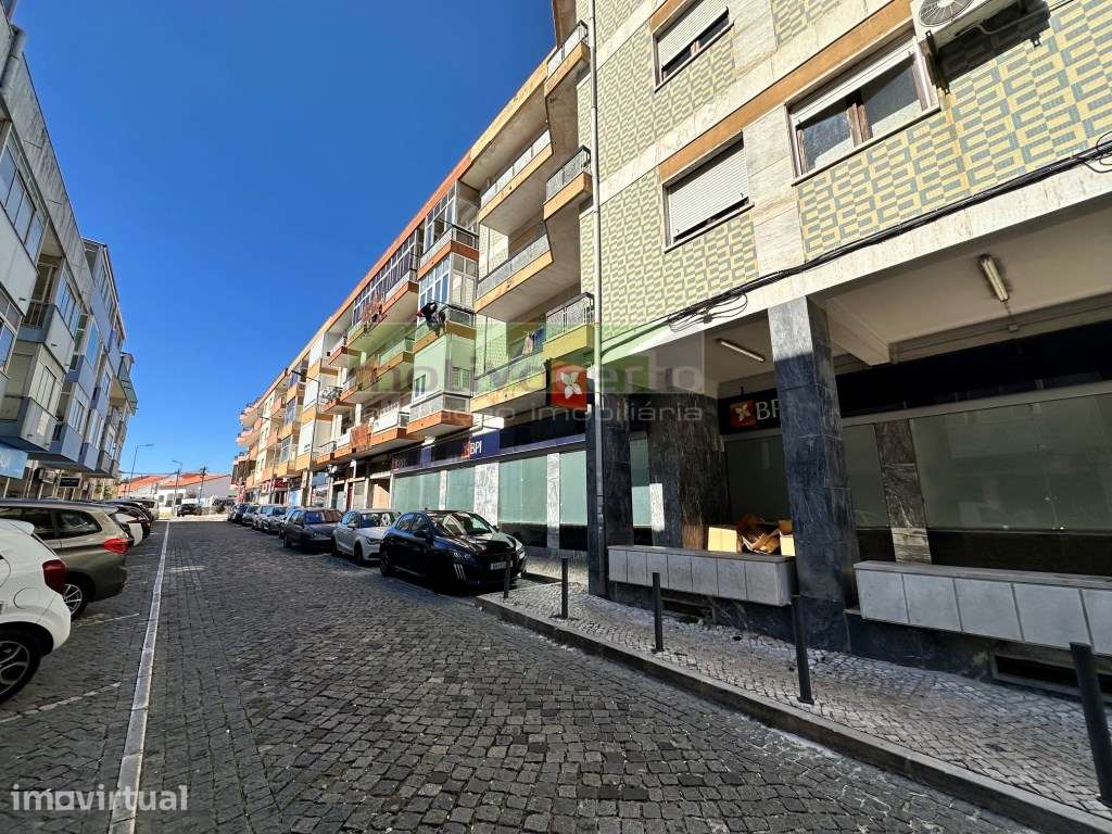 T2 no Centro de Mem Martins, Sintra. Para Remodelação Total. - Grande imagem: 5/5
