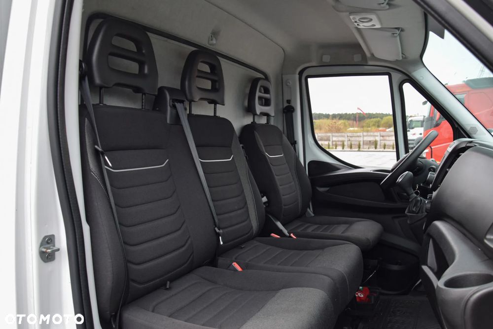 Iveco DAILY 35S14 / 2.3 - 140 KM / AUTIOMAT HI-MATIC / 3 OSOBY / DO 3,5 TONY / KONTENER / DOSTAWCZE / WINDA PALFINGER / KLIMA / TEMPOMAT / 2022 / SERWISOWANY / SPROWADZONY Z NIEMIEC - 39