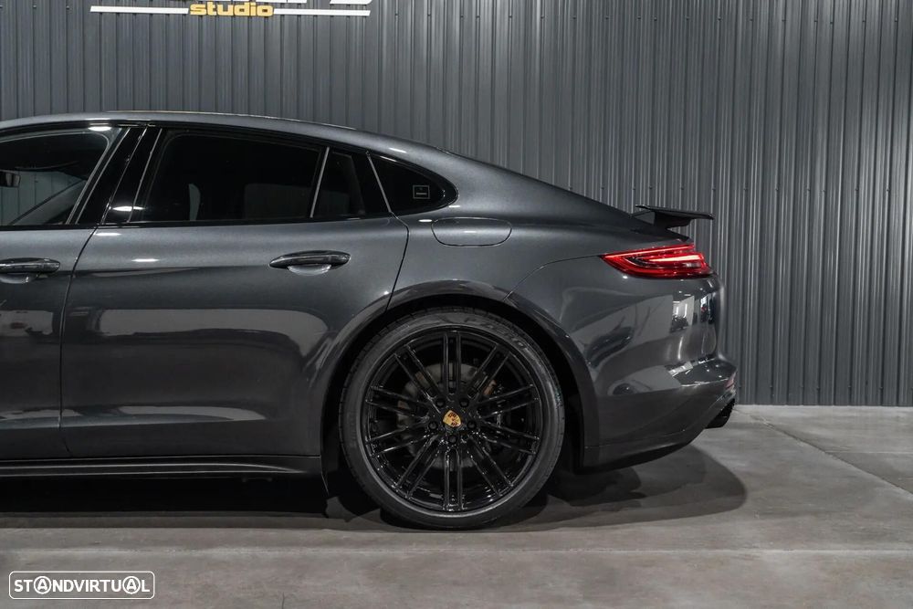 Porsche Panamera 4 E-Hybrid - 32