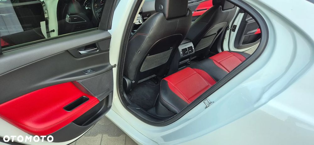 Jaguar XE 2.0 D R-Sport - 15