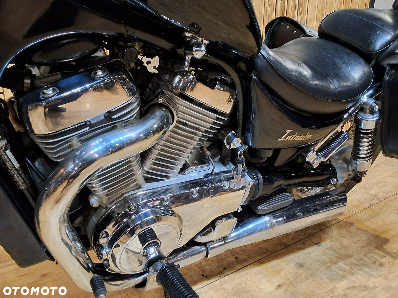 Suzuki Intruder - 8