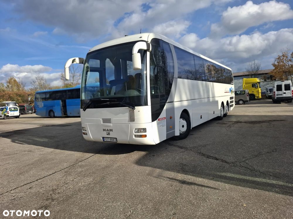 MAN LION'S COACH - 2