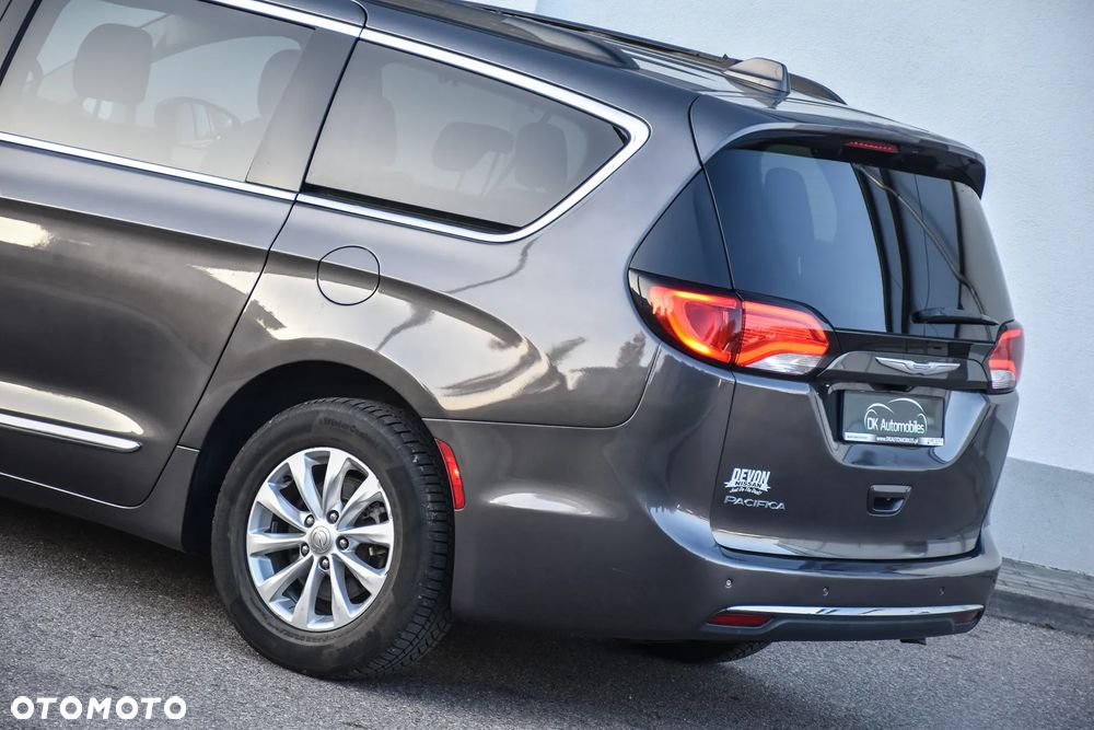 Chrysler Pacifica - 11