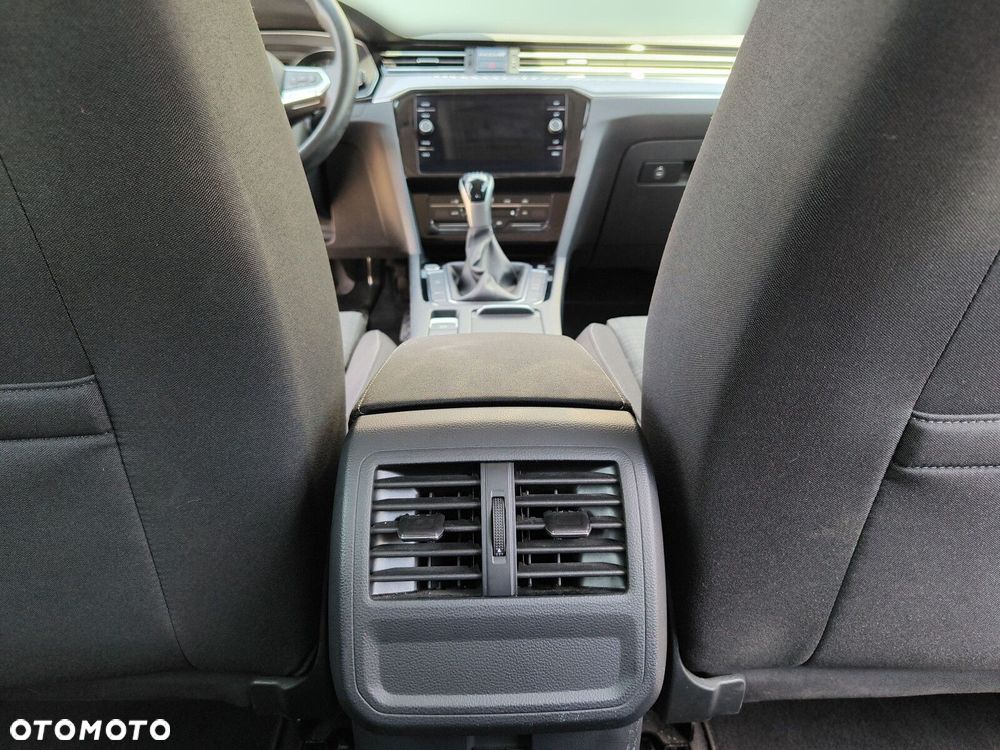 Volkswagen Passat - 31