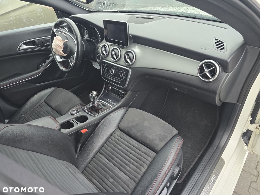 Mercedes-Benz CLA 180 AMG Line - 28