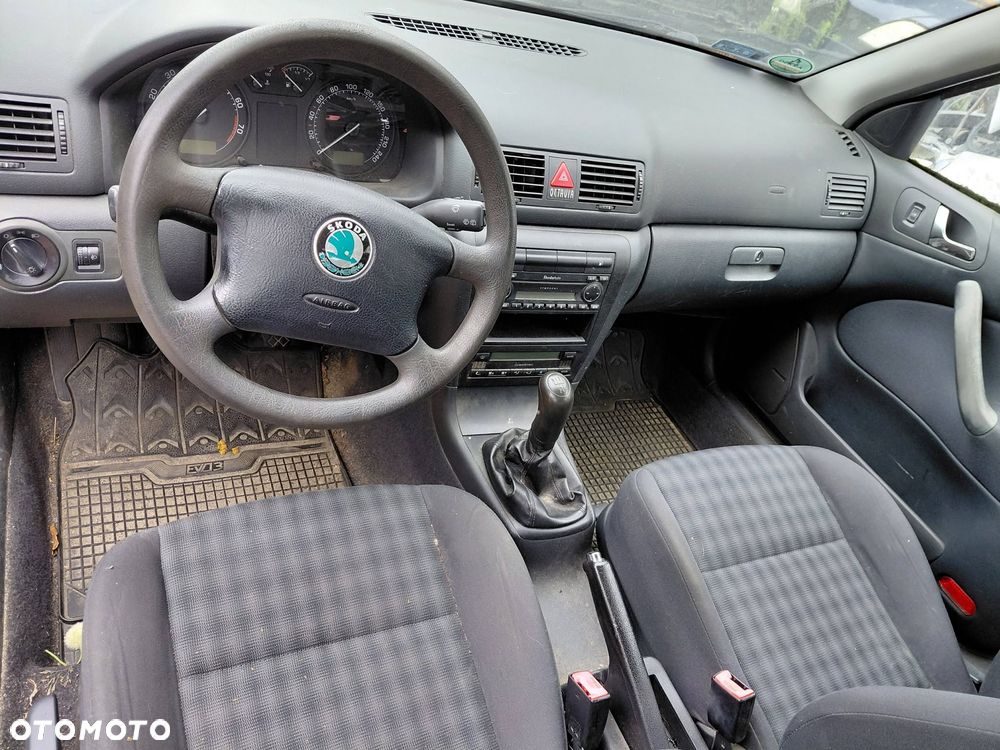 Na części: Skoda Octavia kod lakieru:9901 Rok 2006 Pojemność 1595 Moc 75 kw Benzyna - 4