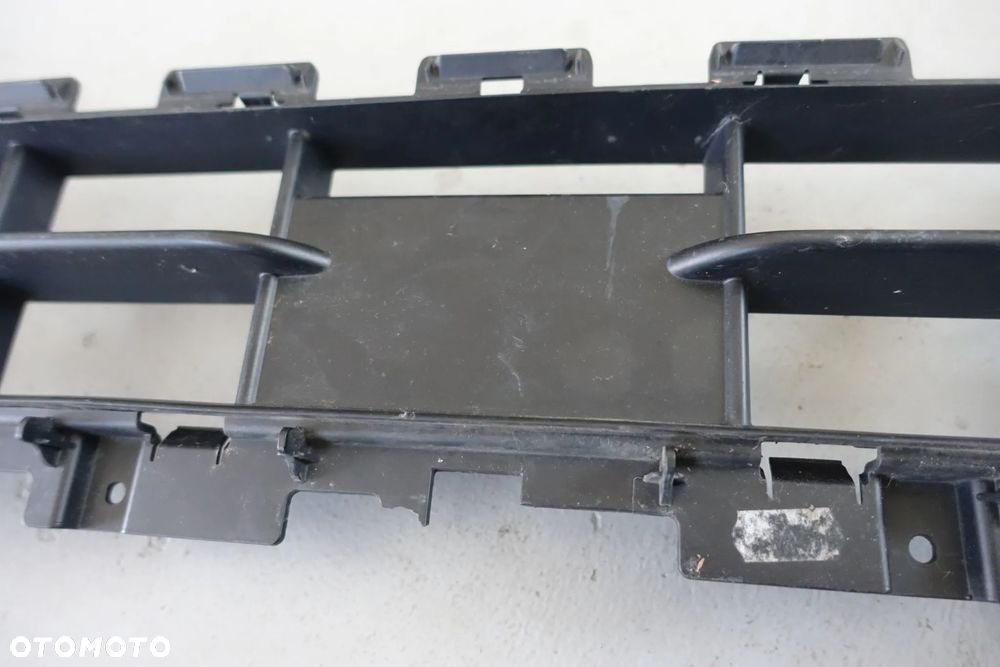 KRATKA ŚRODKOWA ZDERZAKA AUDI Q2 81A - 6