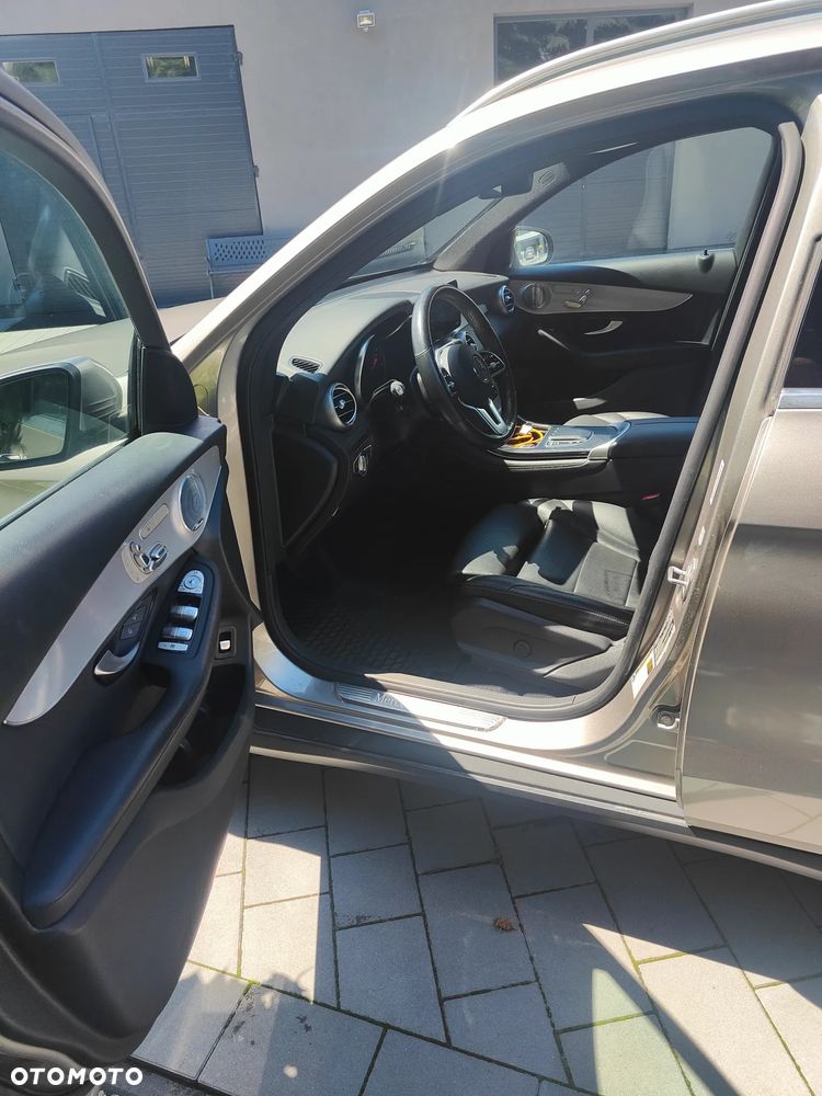 Mercedes-Benz GLC 300 4Matic 9G-TRONIC AMG Line - 23