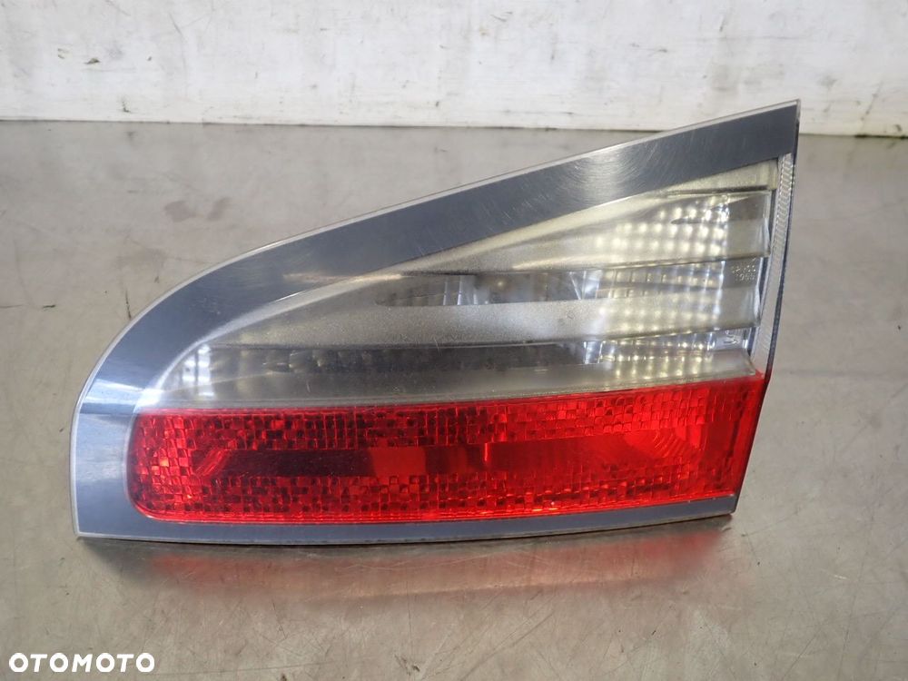 LAMPA PRAWA TYLNA W KLAPIE FORD S-MAX - 1