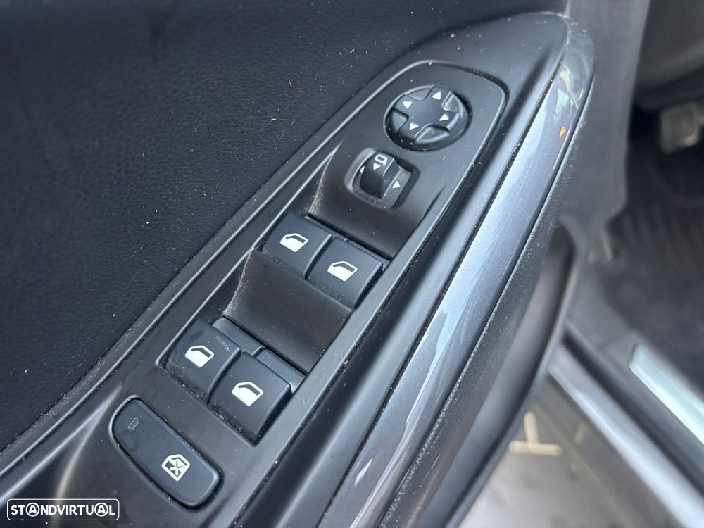 Opel Grandland X 1.2 T Design & Tech AT - 17