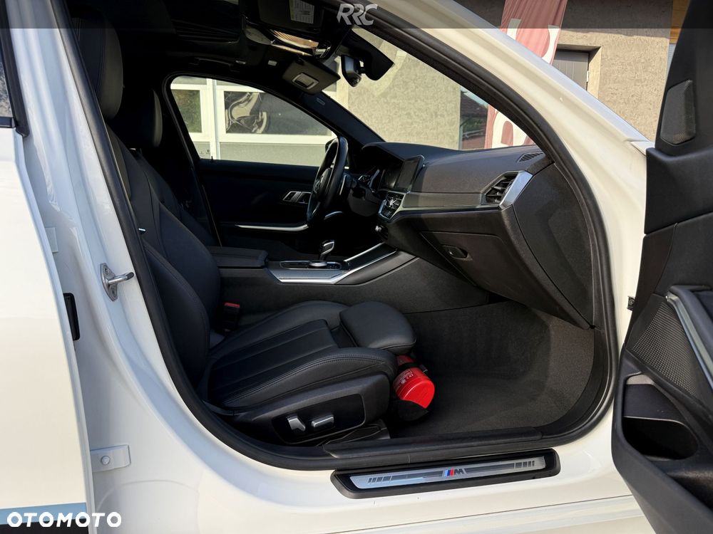 BMW Seria 3 330i M Sport - 32