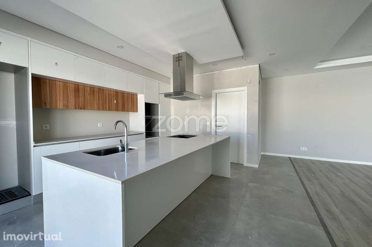 Moradia T4 com piscina, suíte e garagem em Azeitão - Grande imagem: 2/37