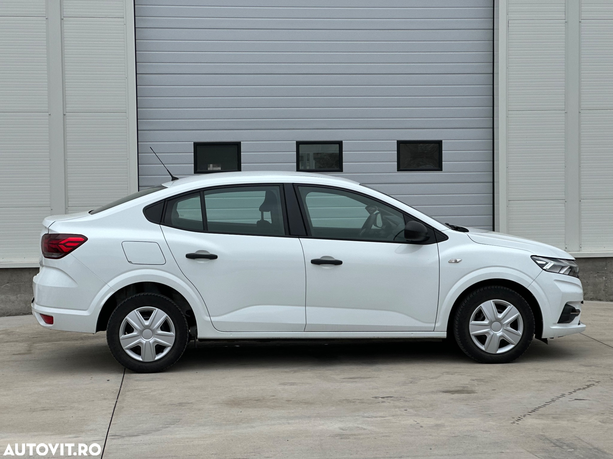 Dacia Logan TCe 90 Essential - 10