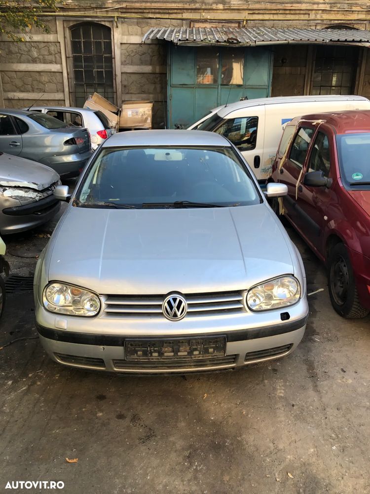 Dezmembrez VW Volkswagen Golf 4 gri argintiu 2002 4 usi - 2