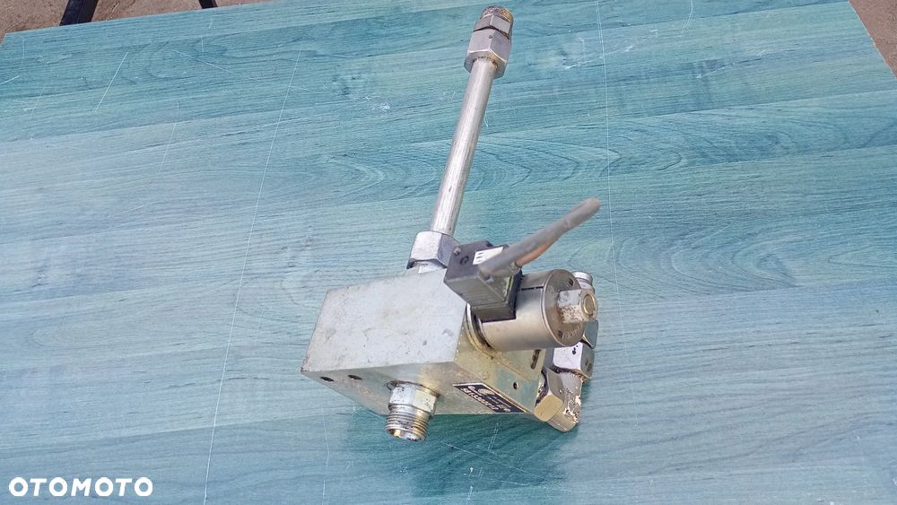 FV.  ROZDZIELACZ HYDRAULICZNY 5813302212 ZOELLER Medium XL - 2