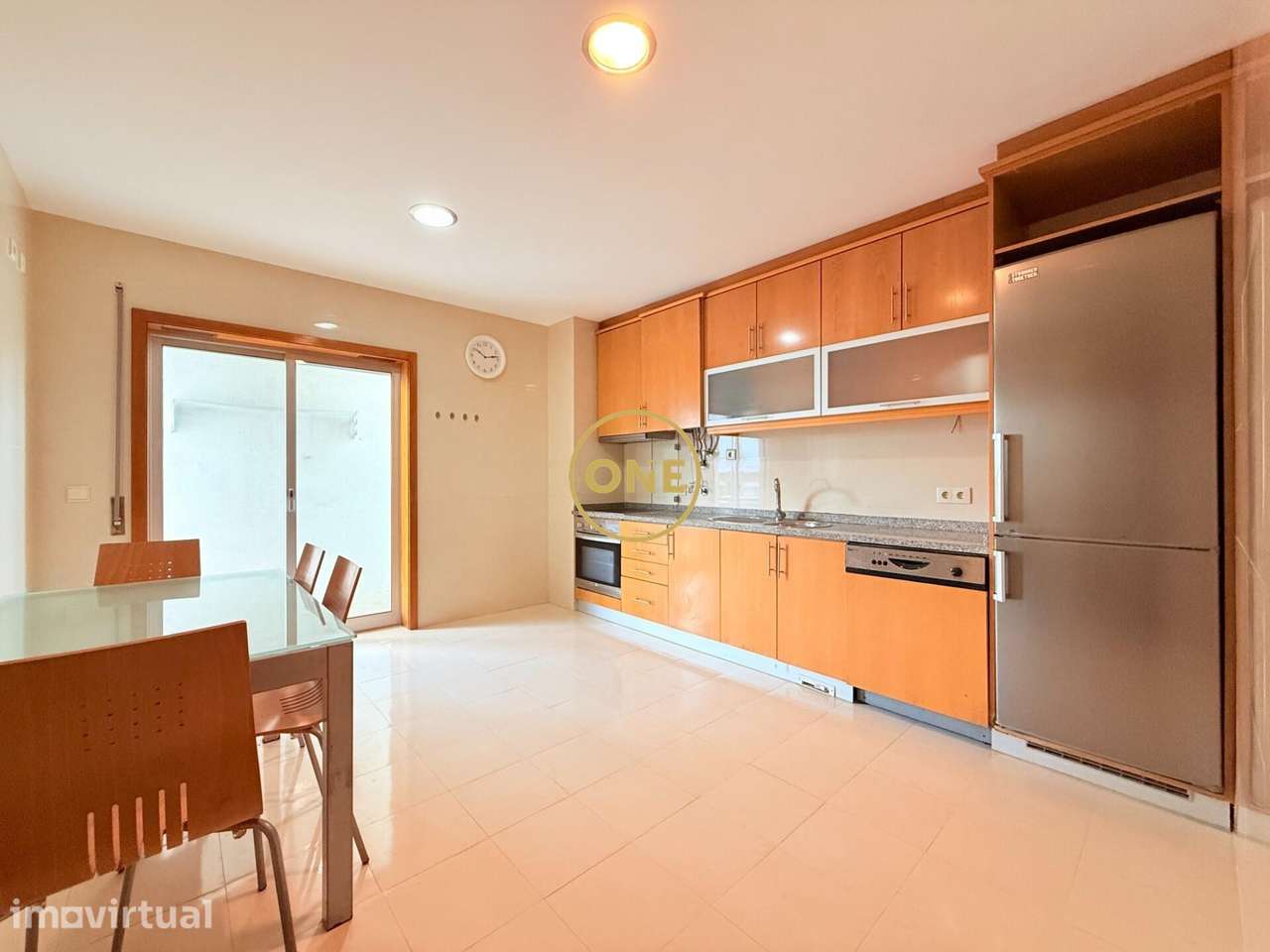 Apartamento T2 em Árvore – Excelentes Áreas, Garagem Fechada para 2 Ca - Grande imagem: 4/24