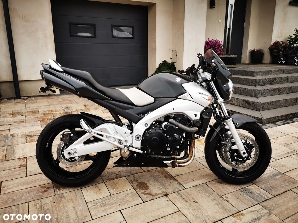Suzuki GSR - 2