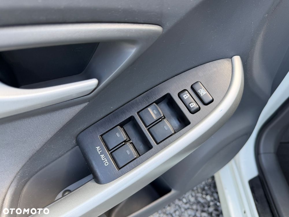 Toyota Prius (Hybrid) - 12